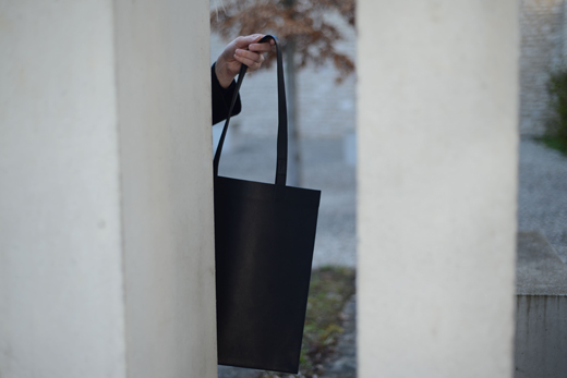 slim-tote-bag-schwarz-pflanzlich-gegerbtes Leder-minimalistisch