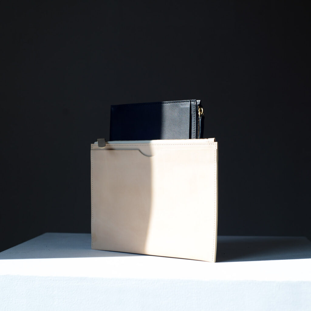 small leather goods-pflanzlich-gegerbtes Leder-pouch-natur-schwarz