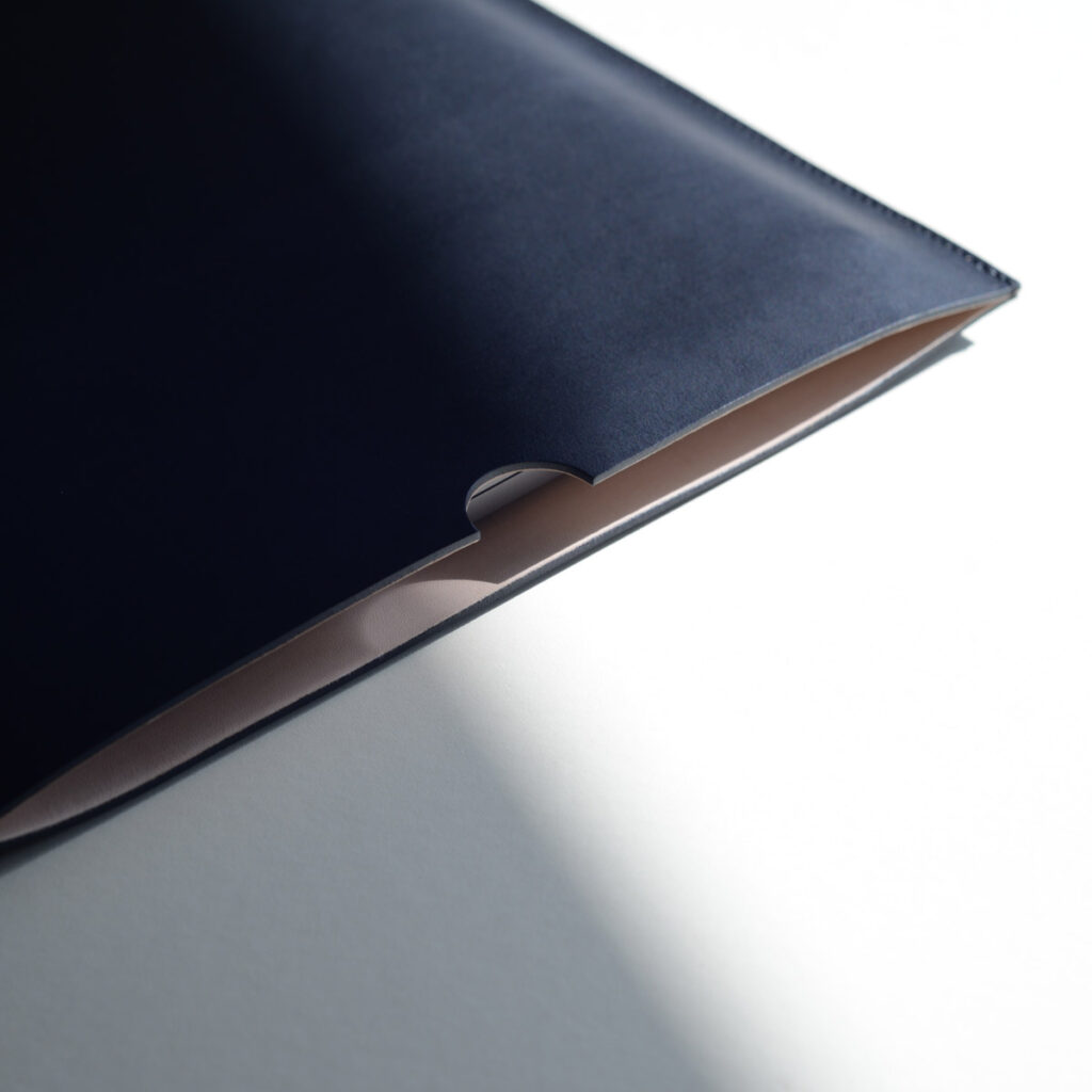 Laptopsleeve-pflanzlich gegerbtes Leder-schwarz-Naturleder